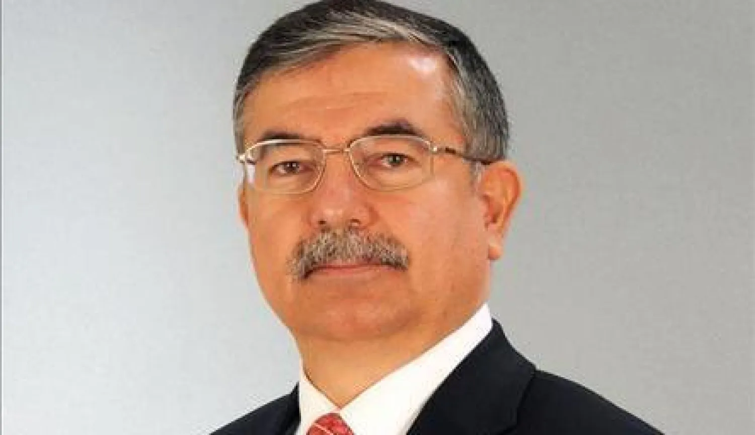 وزير الدفاع التركي عصمت يلماز