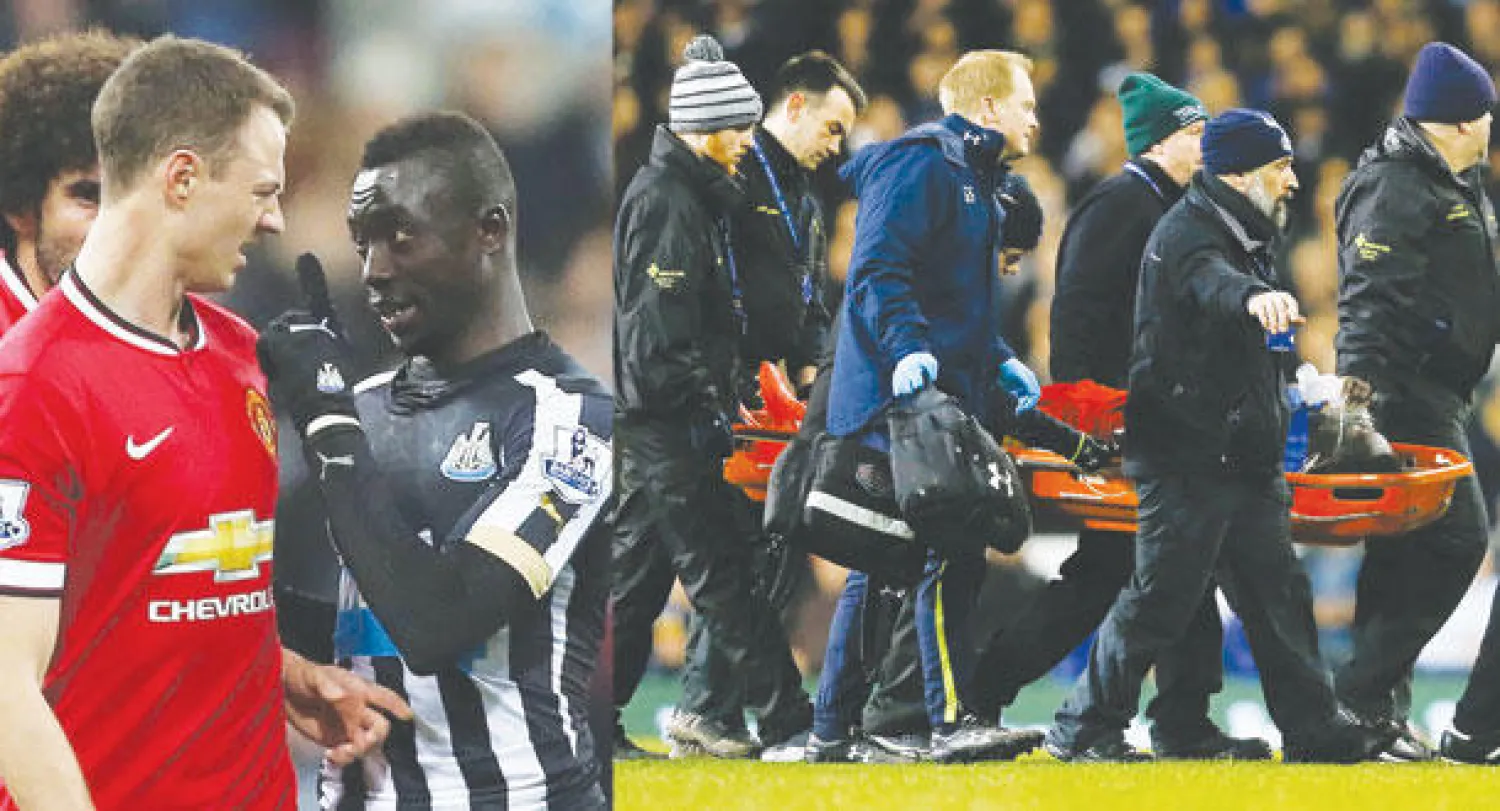 اشتباك سيسيه مهاجم نيوكاسل وإيفانز مدافع يونايتد بعد الإهانة {البصق} المتبادل بينهما  -  رجال الإسعاف يحملون غوميز لاعب سوانزي على محفة بعد سقوطه فاقدا وعيه للحظات (أ.ب)