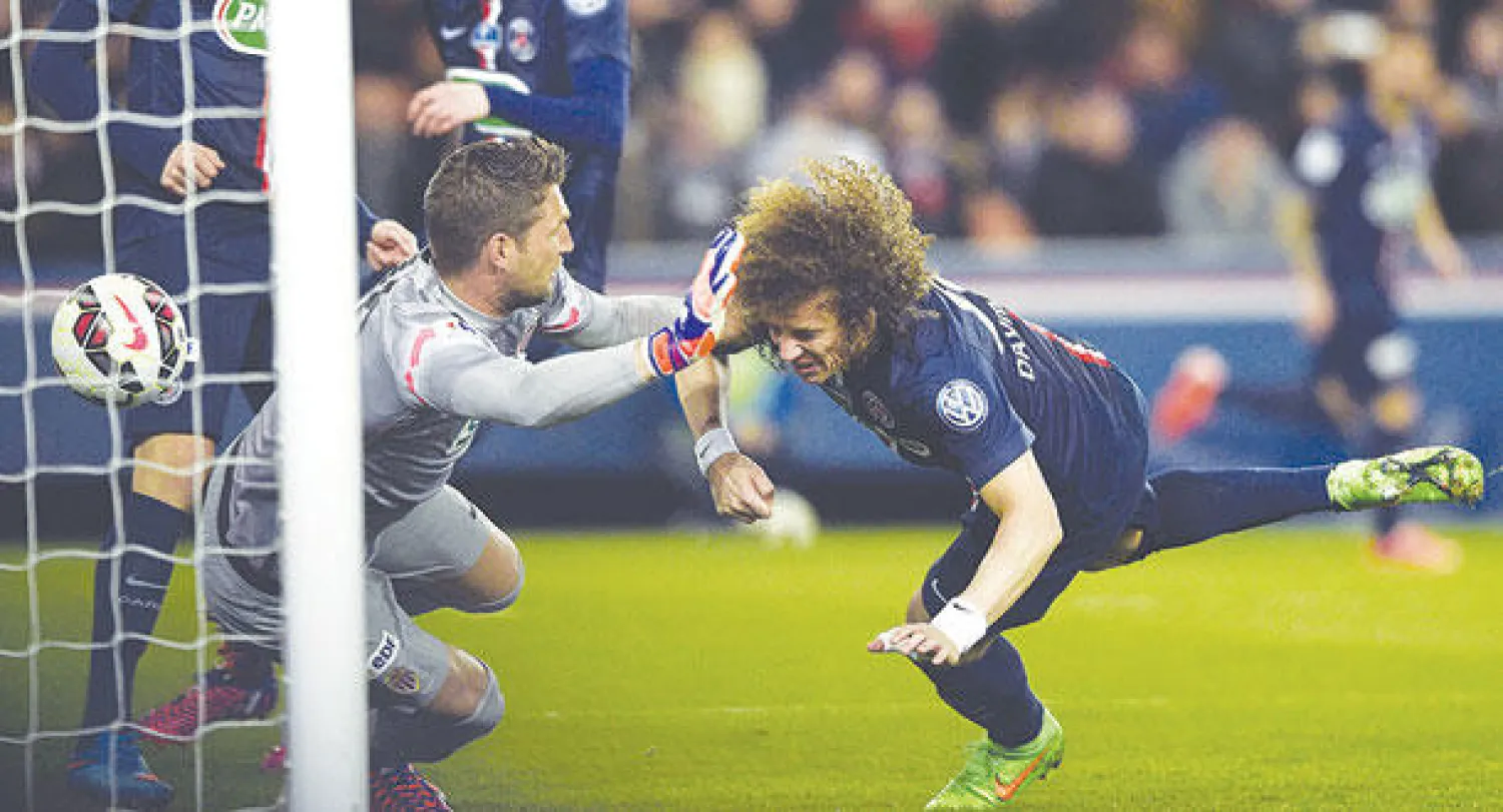 رأسية ديفيد لويز (يمين) تضع سان جيرمان في المقدمة (أ.ف.ب)