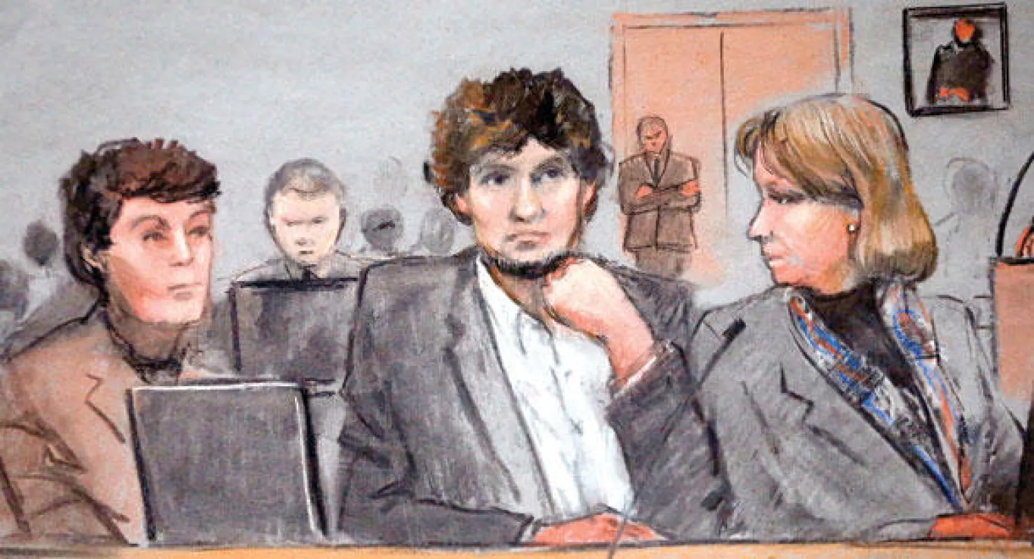 رسم للمتهم جوهر تسارناييف بين اثنين من ممثلي هيئة الدفاع في محكمة بوسطن الفيدرالية أمس (أ.ب)