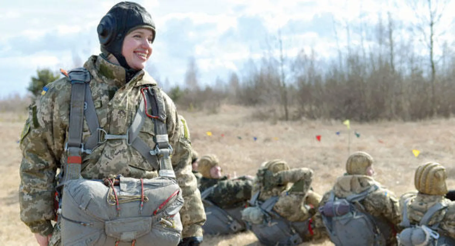 مظلية أوكرانية لدى مشاركتها في مناورات عسكرية في منطقة زهيتومير على بعد 150 كلم من كييف أمس (أ.ف.ب)