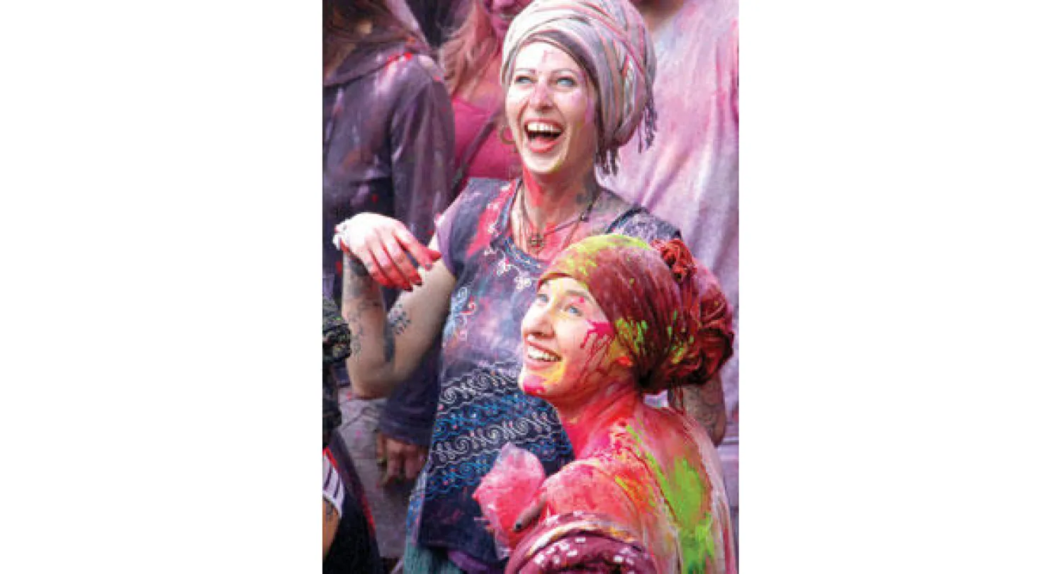 الهند تحتفل بمهرجان الألوان