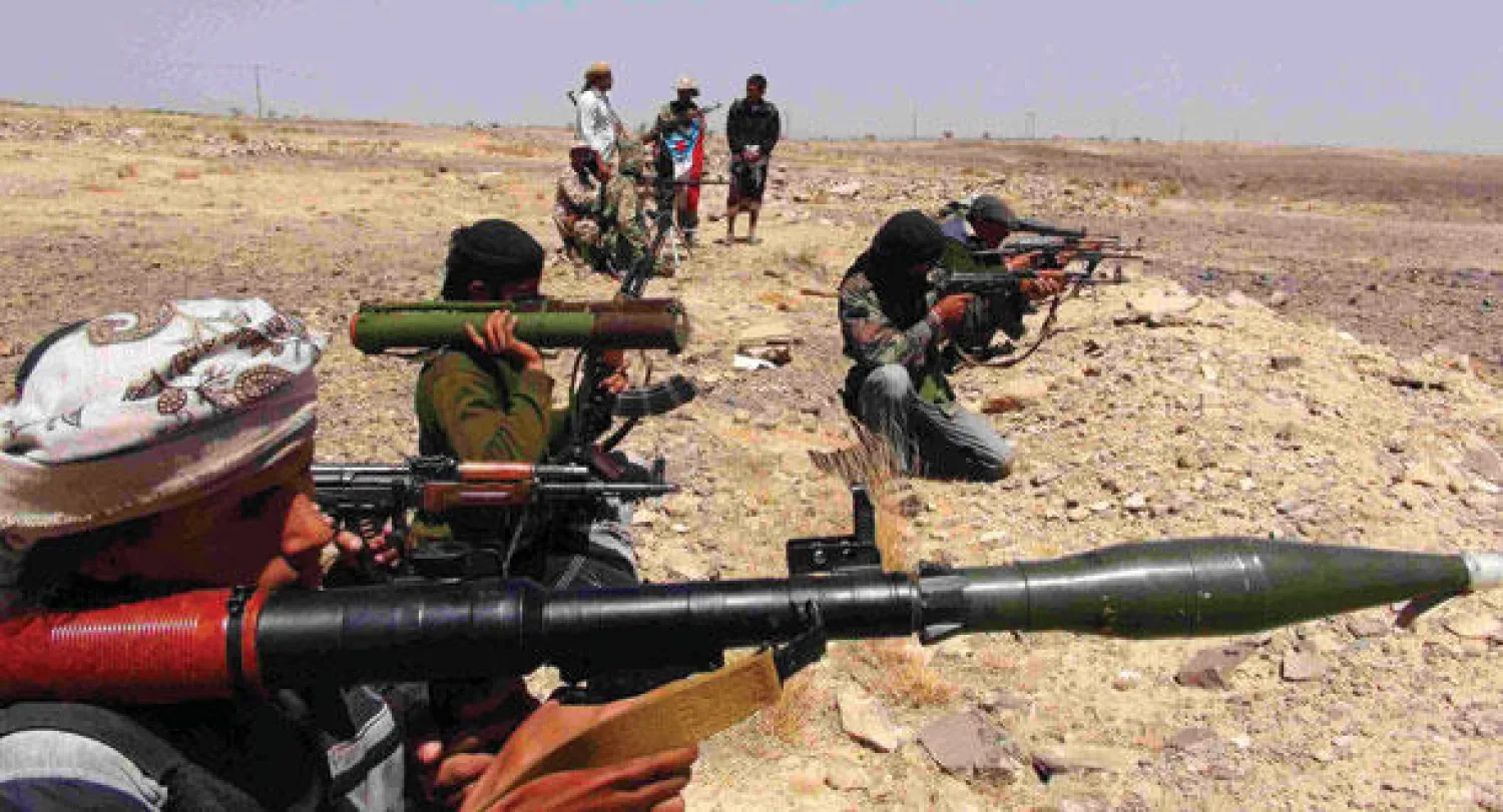 مسلحو الحراك الجنوبي يتخذون مواقع في جبل الجر شمال محافظة لحج استعدادا للدفاع عن المنطقة في مواجهة الحوثيين أمس (رويترز)