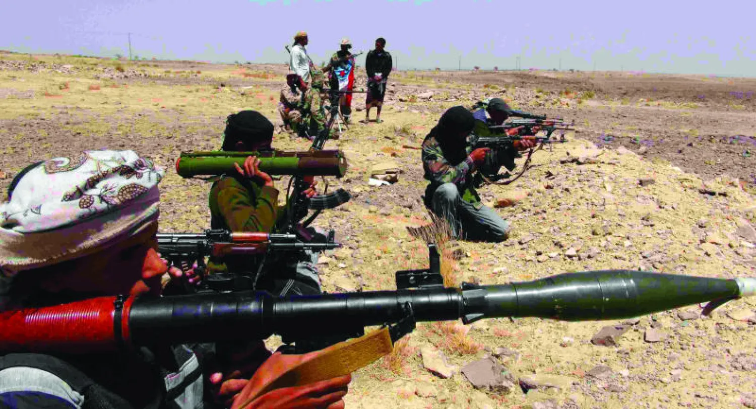 مسلحو الحراك الجنوبي يتخذون مواقع في جبل الجر شمال محافظة لحج استعدادا للدفاع عن المنطقة في مواجهة الحوثيين أمس (رويترز)