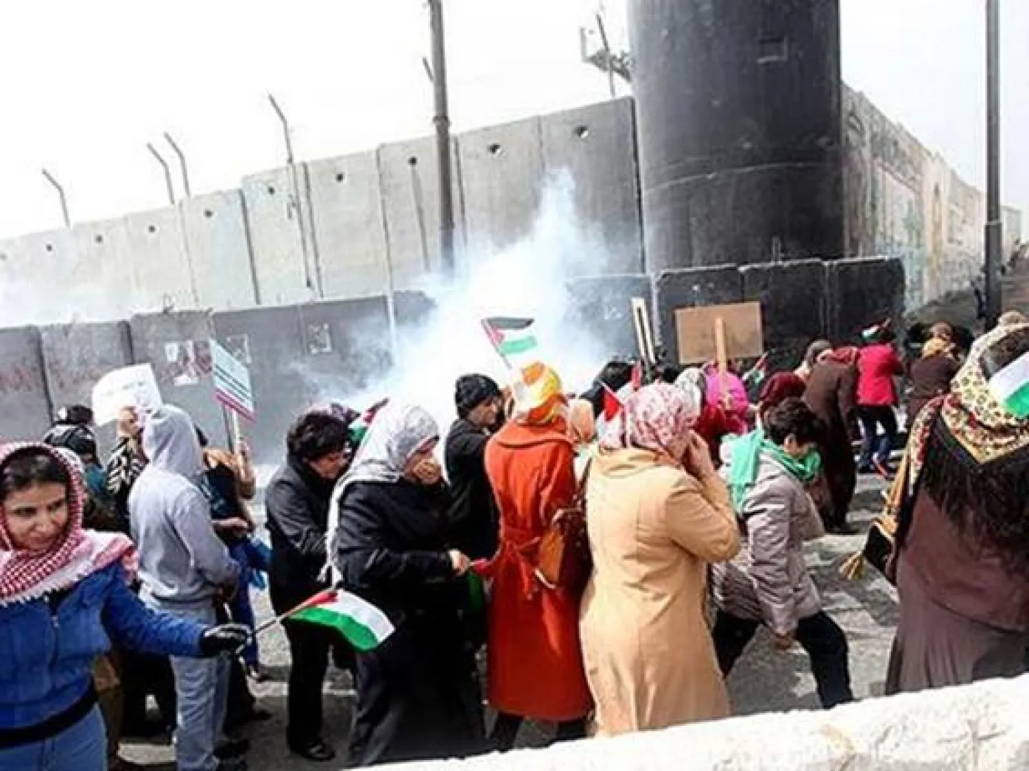 تظاهرة نسائية فلسطينية بالضفة الغربية والجيش الإسرائيلي يفرقها