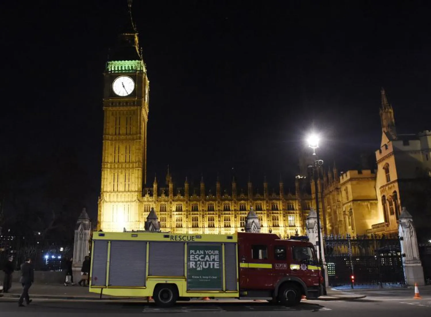 بريطانيا تعتقل رجلاً تسلل إلى سطح البرلمان