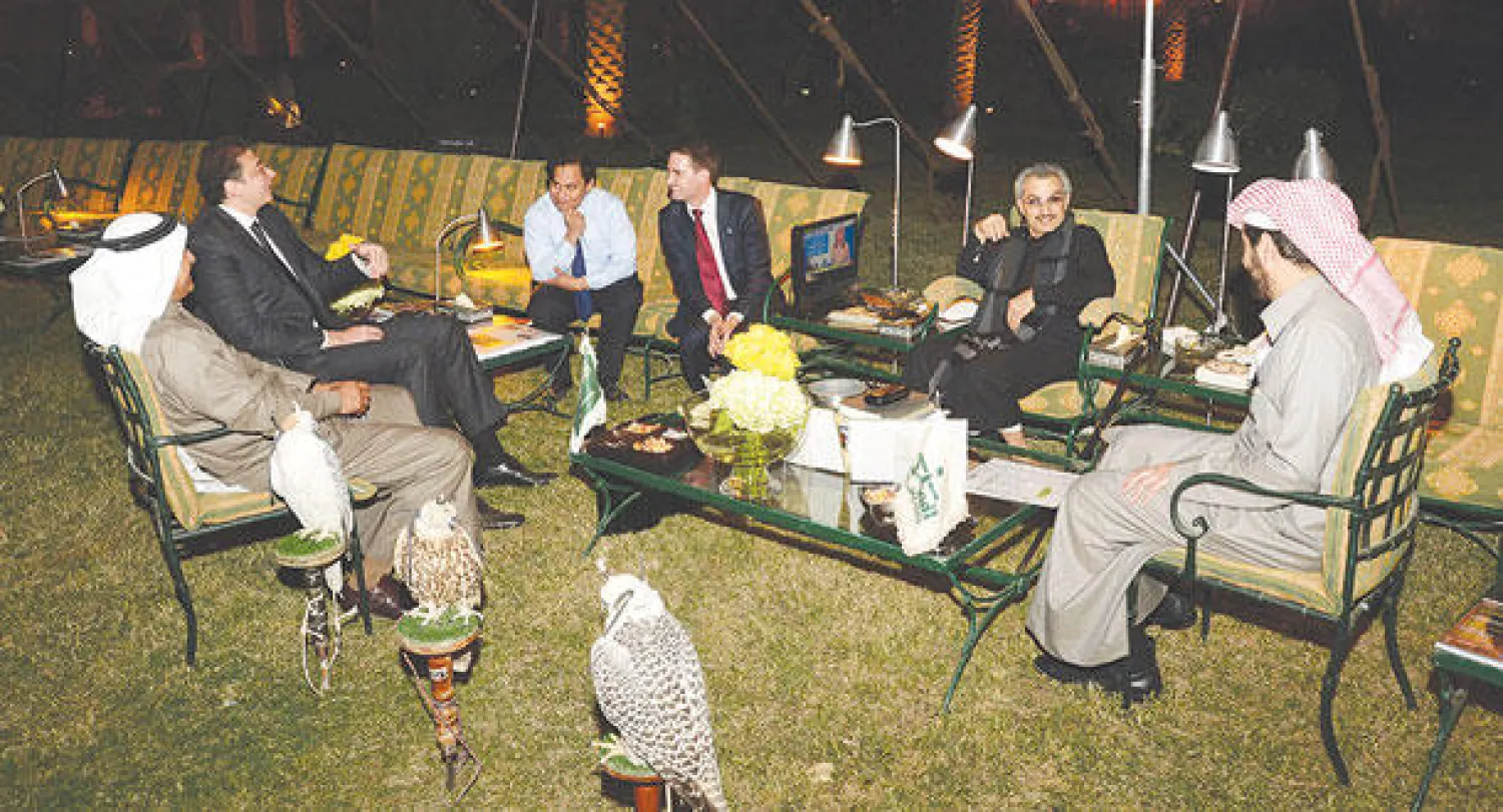 الأمير الوليد أقام مأدبة غداء على شرف ضيفه في منتجع المملكة