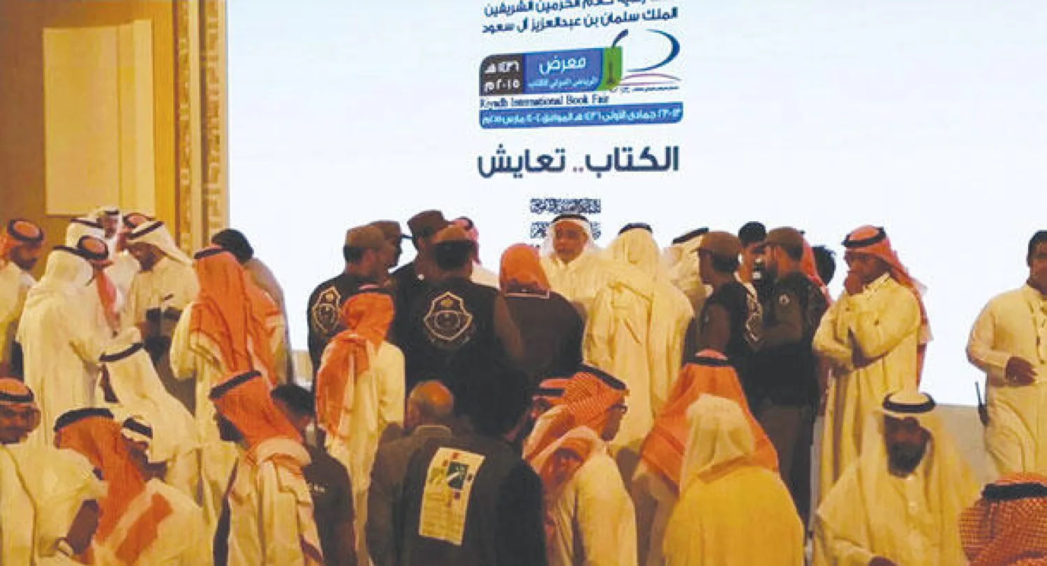 لقطة لمجموعة من المحتسبين يقاطعون ندوة الدكتور معجب الزهراني في معرض الرياض الدولي للكتاب مساء امس