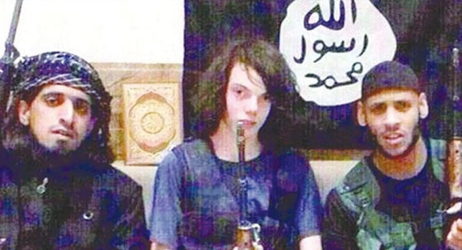 المراهق الأسترالي جايك (وسط) بين اثنين من عناصر {داعش} (الشرق الأوسط)