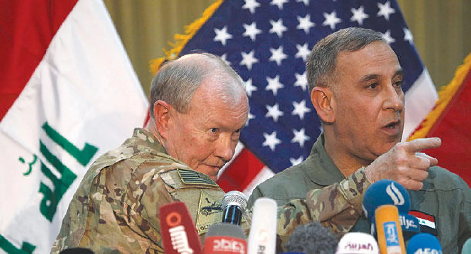رئيس هيئة الأركان الأميركية الجنرال مارتن ديمبسي ووزير الدفاع العراقي خالد العبيدي  خلال مؤتمر صحافي مشترك في بغداد أمس (رويترز)