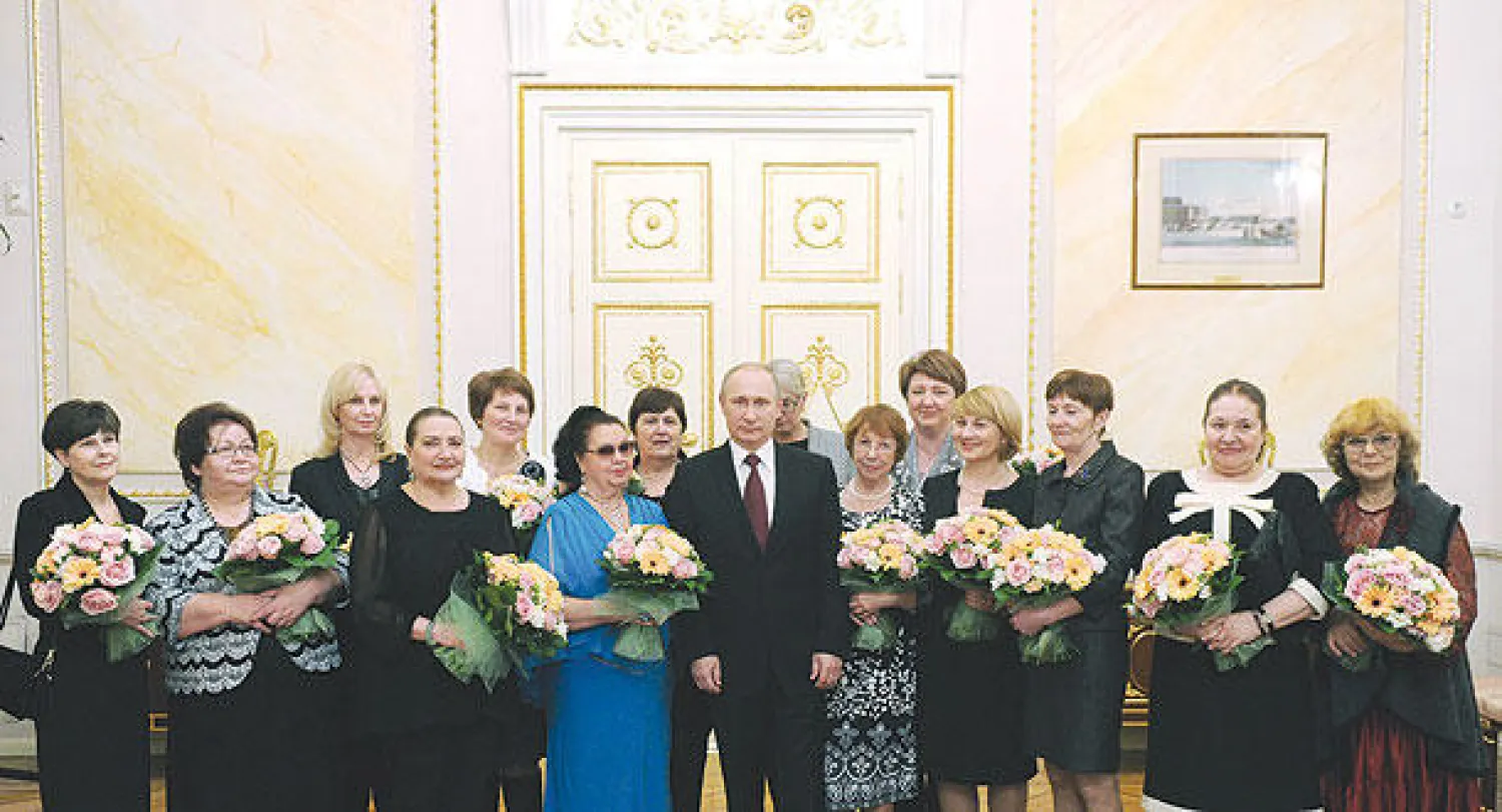 الرئيس الروسي فلاديمير بوتين خلال الاحتفال باليوم العالمي للمرأة في موسكو أول من أمس (أ.ب)