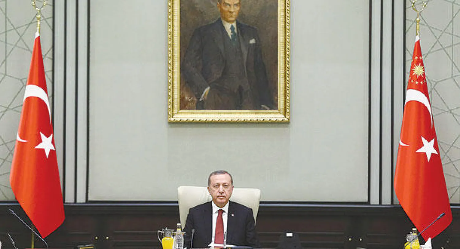 الرئيس التركي رجب طيب إردوغان خلال ترؤسه اجتماعا لمجلس الوزراء في قصر الرئاسة بأنقرة أمس (رويترز)