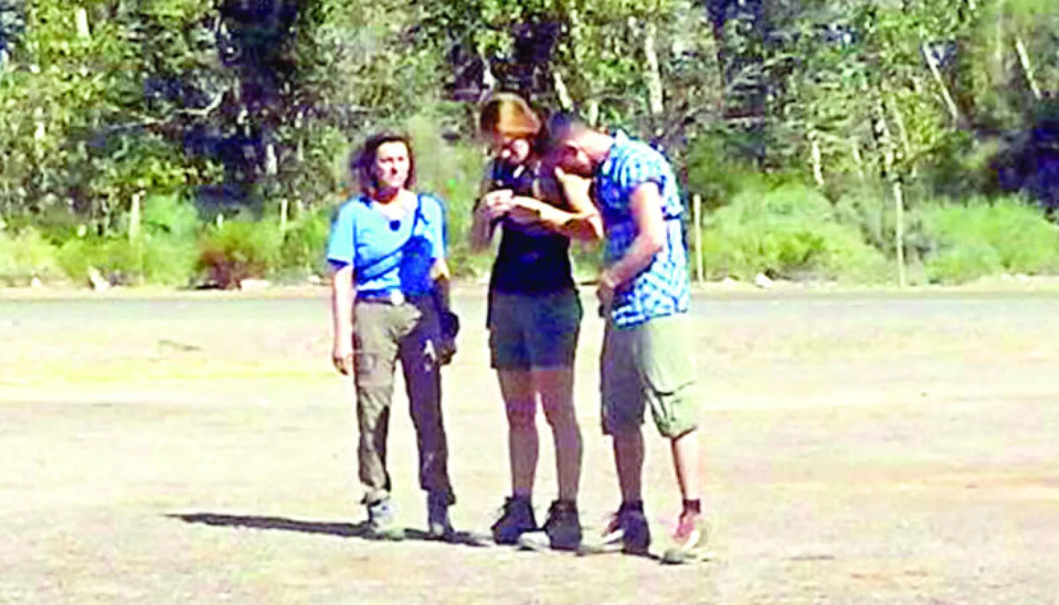 صورة للرياضيين الفرنسيين الثلاثة الذين لقوا حتفهم في الحادث أخذت في الأرجنتين قبل استقلالهم الطائرة (أ.ف.ب)