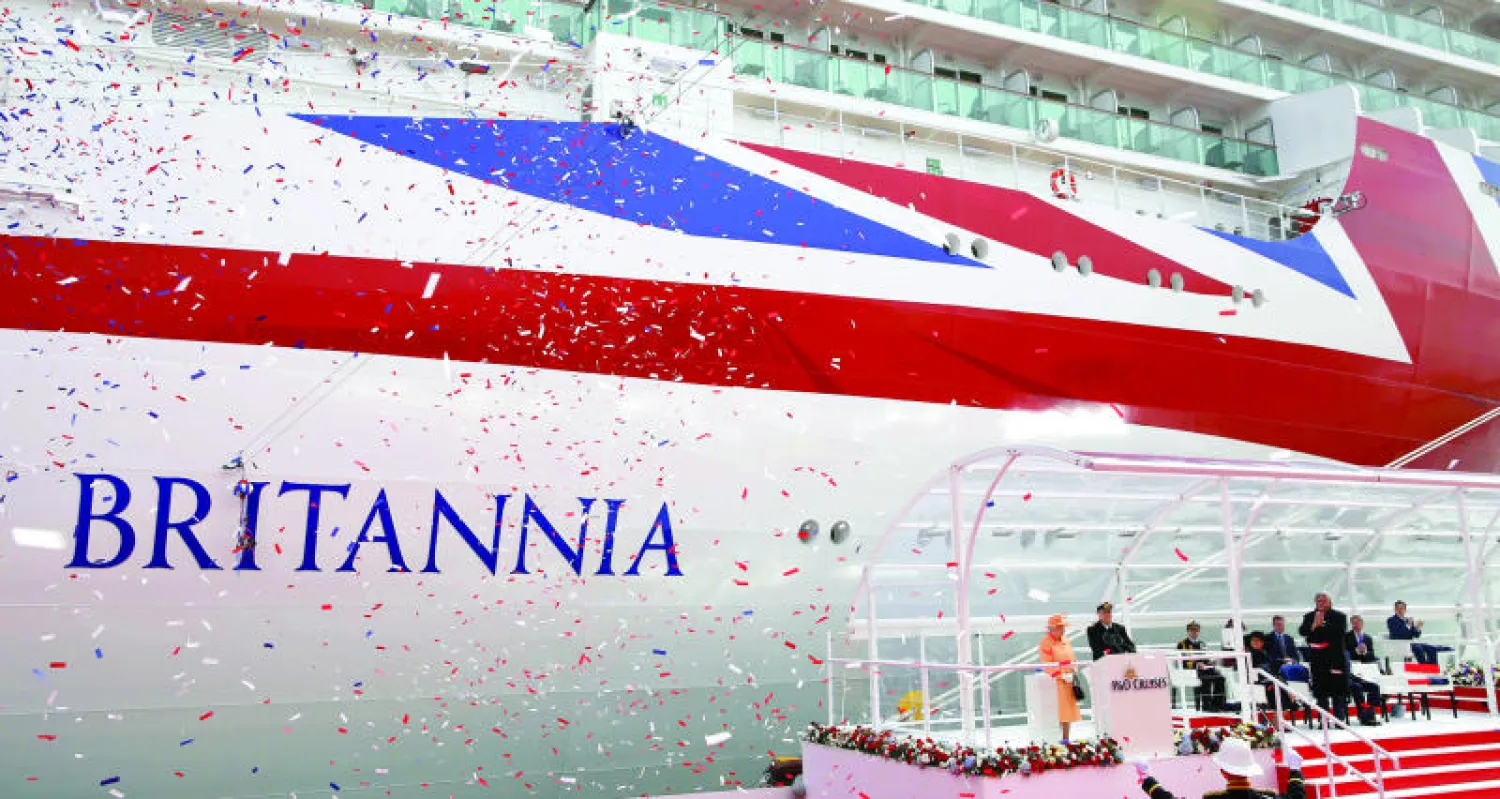 الملكة إليزابيث الثانية تدشن السفينة (أ.ف.ب)