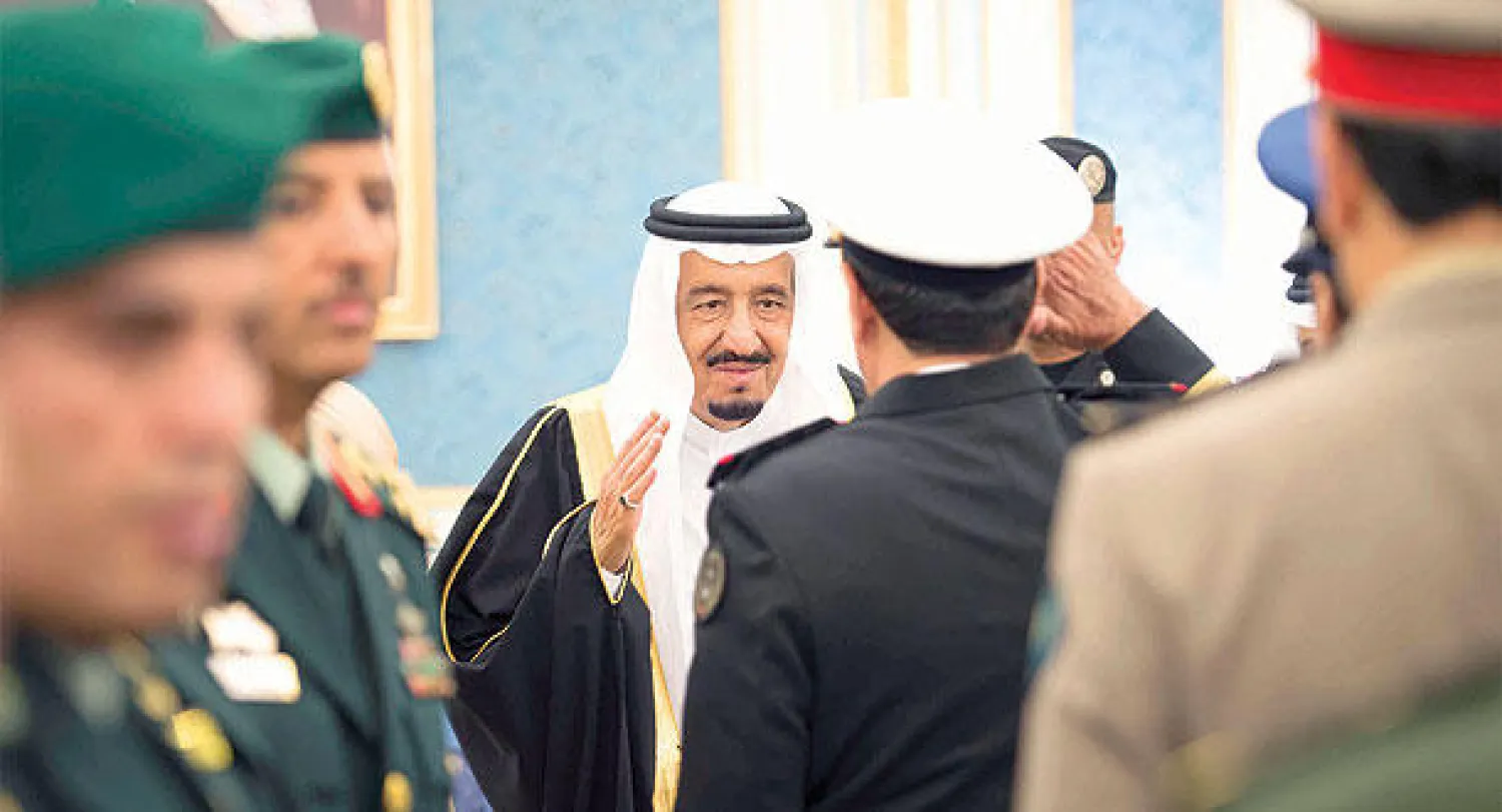 الملك سلمان يحيي قيادات عسكرية خلال الاستقبال الذي شهده قصر اليمامة بالرياض أمس وألقى خلاله خطابه الموجه للمواطنين (تصوير: بندر الجلعود)