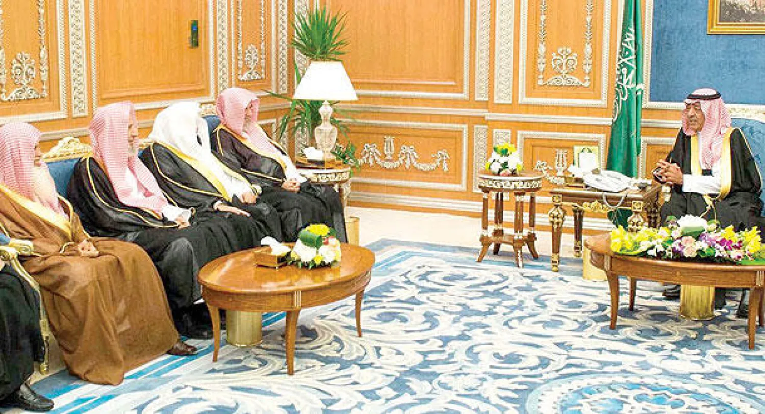 الأمير مقرن بن عبد العزيز لدى استقباله أمس أئمة المسجد الحرام والمسجد النبوي (واس)