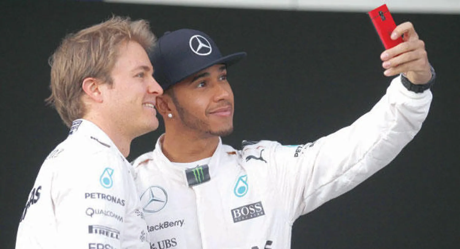 هاميلتون البطل وروزبرغ الوصيف زميلان في «مرسيدس» ومتنافسان على المضمار (أ.ب)