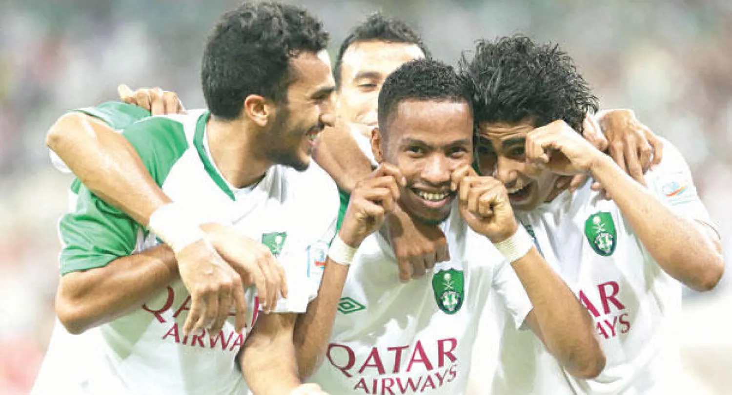 لاعبو الأهلي يحتفلون بهدف زميلهم سلمان المؤشر في نجران (تصوير: عدنان مهدلي)