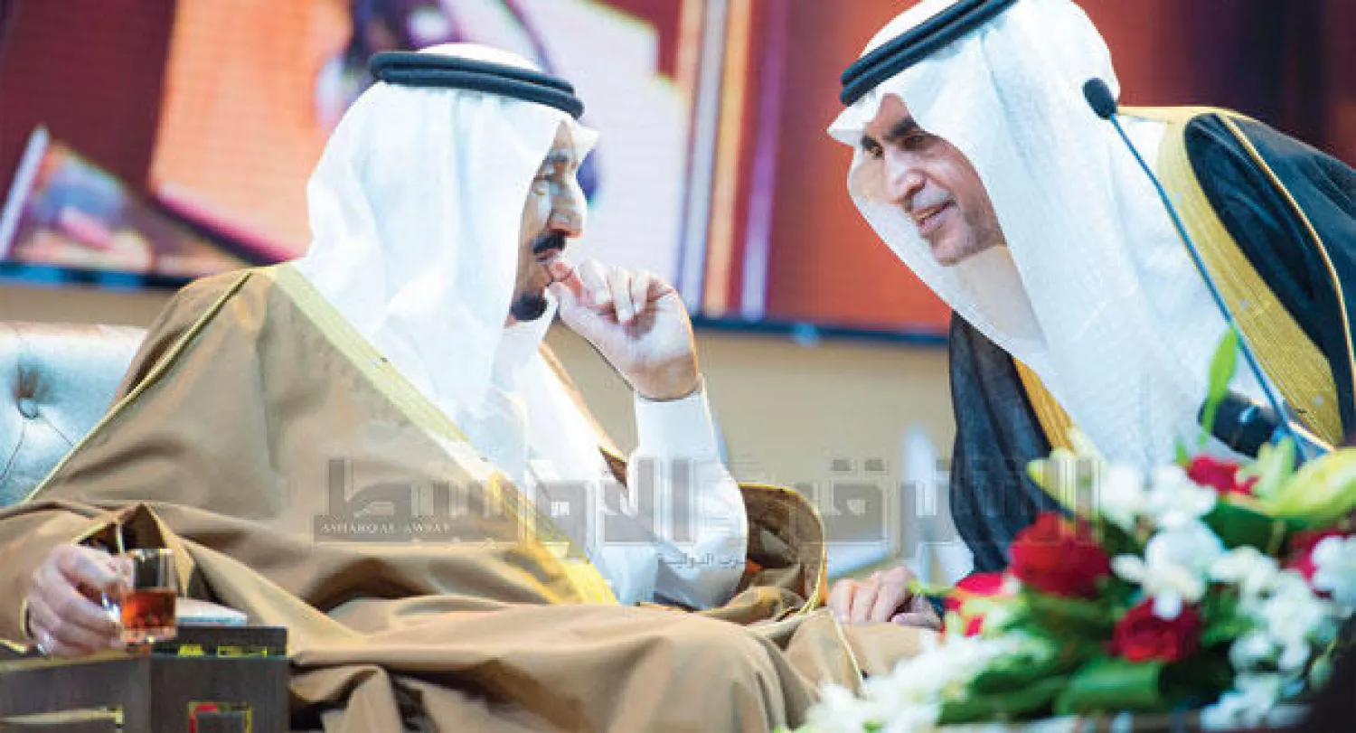 خادم الحرمين الشريفين خلال حديث مع وزير التعليم عزام الدخيل أمس (تصوير: بندر الجلعود)