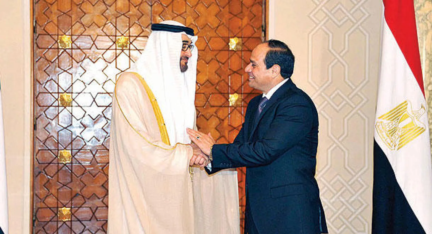 الرئيس المصري عبد الفتاح السيسي لدى استقباله ولي عهد أبوظبي الشيخ محمد بن زايد آل نهيان في القاهرة أمس (إ.ب.أ)