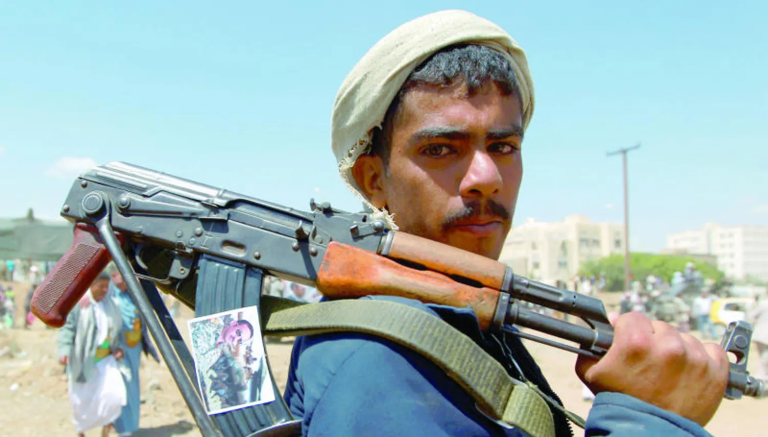 يمني من المجموعات الموالية للرئيس السابق علي عبد الله صالح أثناء المسيرات التي خرجت مطالبة بترشيح ابنه رئيسا لليمن الثلاثاء الماضي في صنعاء (أ.ف.ب)