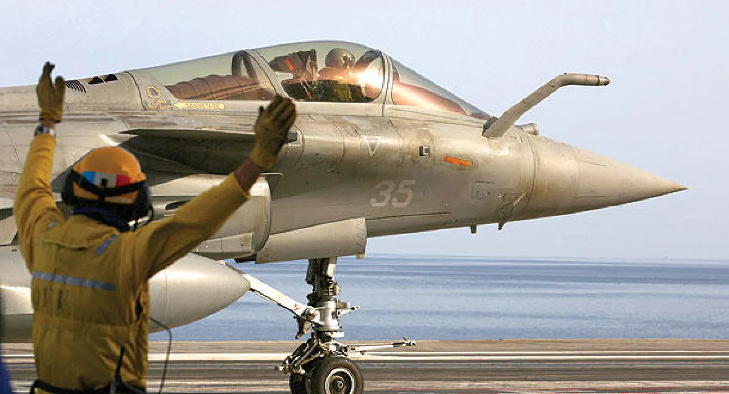 مقاتلة رافال الفرنسية لدى هبوطها فوق حاملة طائرات شارل ديغول في الخليج بعد تنفيذها عمليات عسكرية  ضد تنظيم داعش في العراق الشهر الماضي (غيتي)