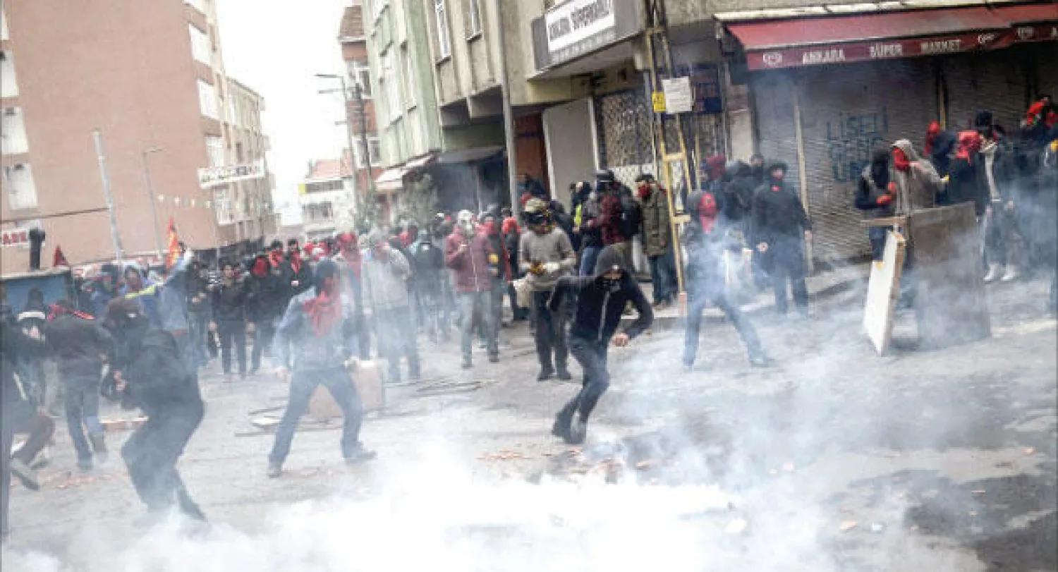 مواجهات بين الشرطة والمحتجين الأتراك في إسطنبول أمس (أ.ف.ب)