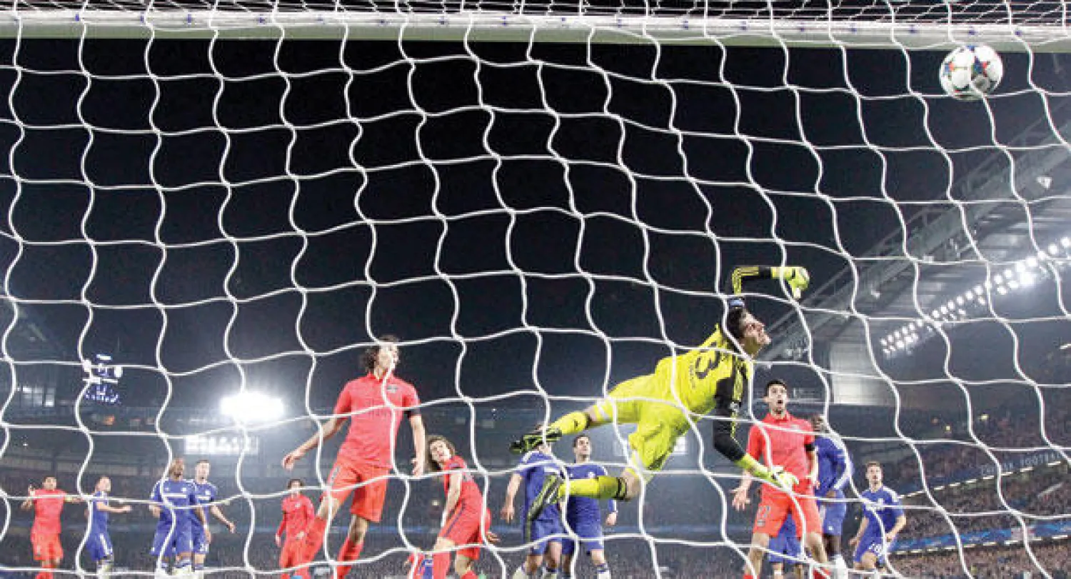 كورتوا حارس تشيلسي في محاولة يائسه لمنع الكرة الرأسية لسيلفا من دخول شباكه (أ.ب)