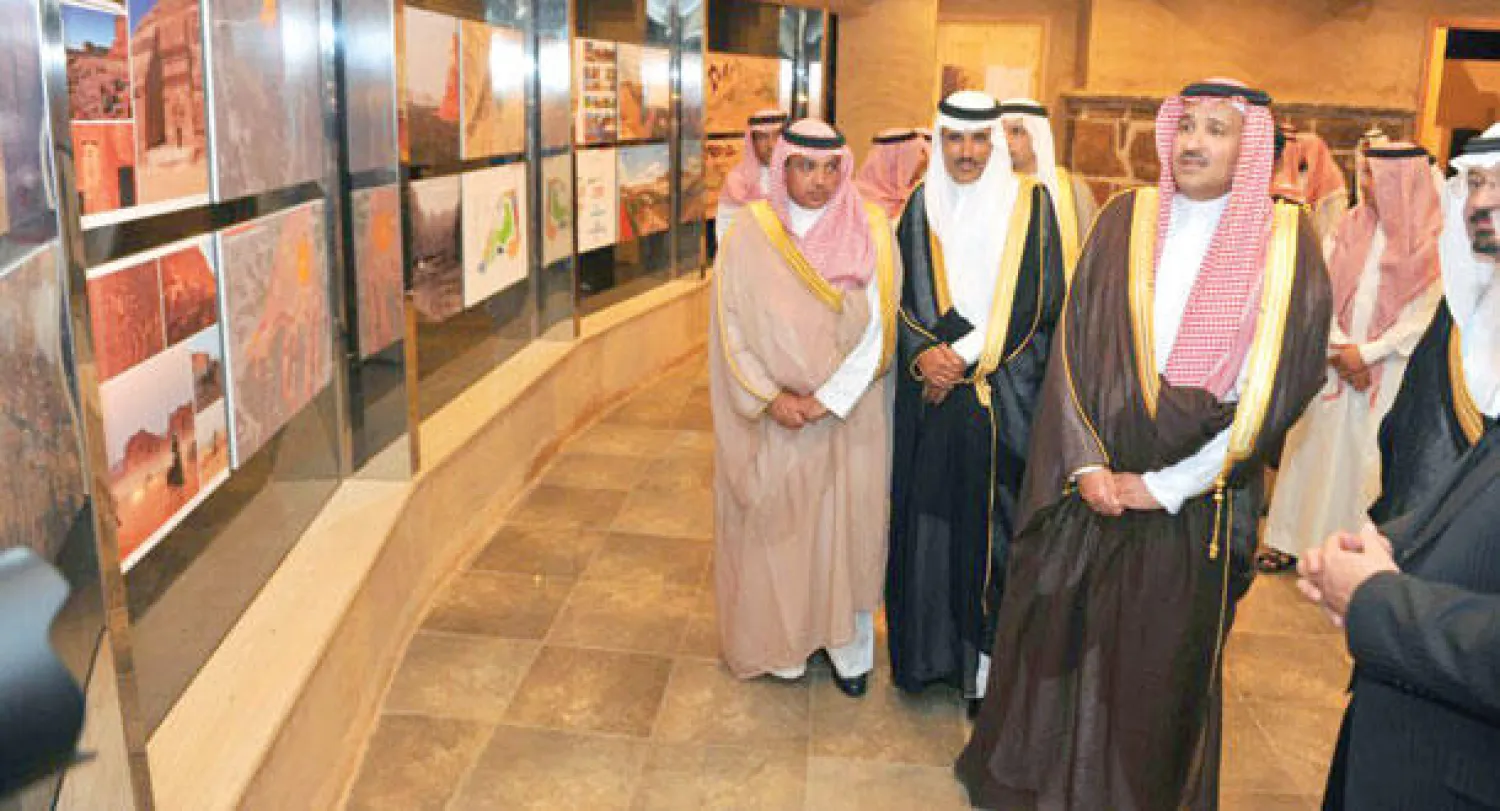 الأمير فيصل بن سلمان خلال افتتاحه للفعاليات المصاحبة لقرية الفرسان