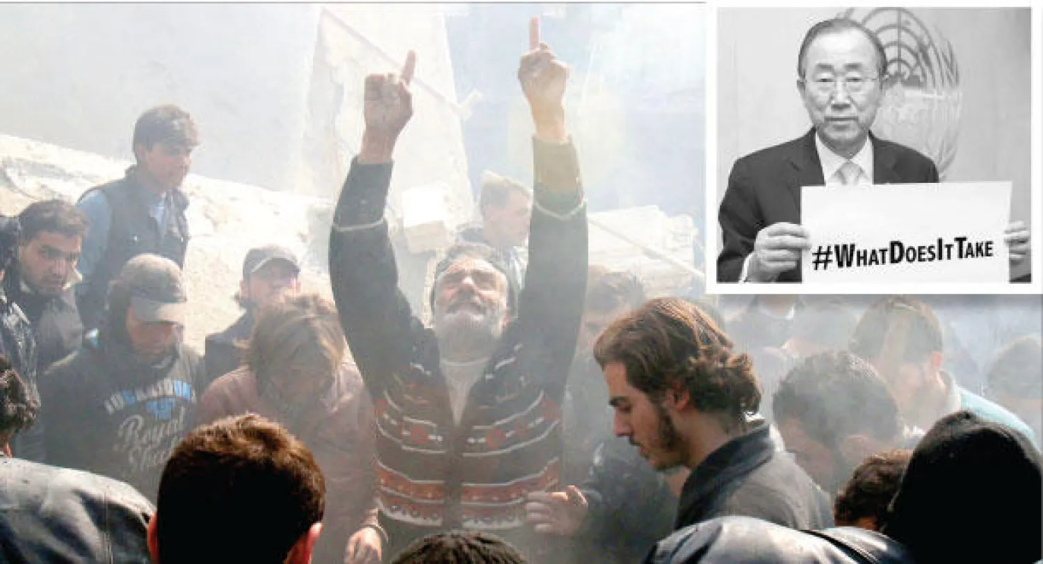 بان كي مون الأمين العام للأمم المتحدة يشارك بلافتة «ما المطلوب؟» دعما للشعب السوري (موقع الأمم المتحدة)، سكان بلدة عربين بريف دمشق يتفحصون الدمار الذي سببته براميل متفجرة ألقاها طيران النظام الشهر الماضي (غيتي)