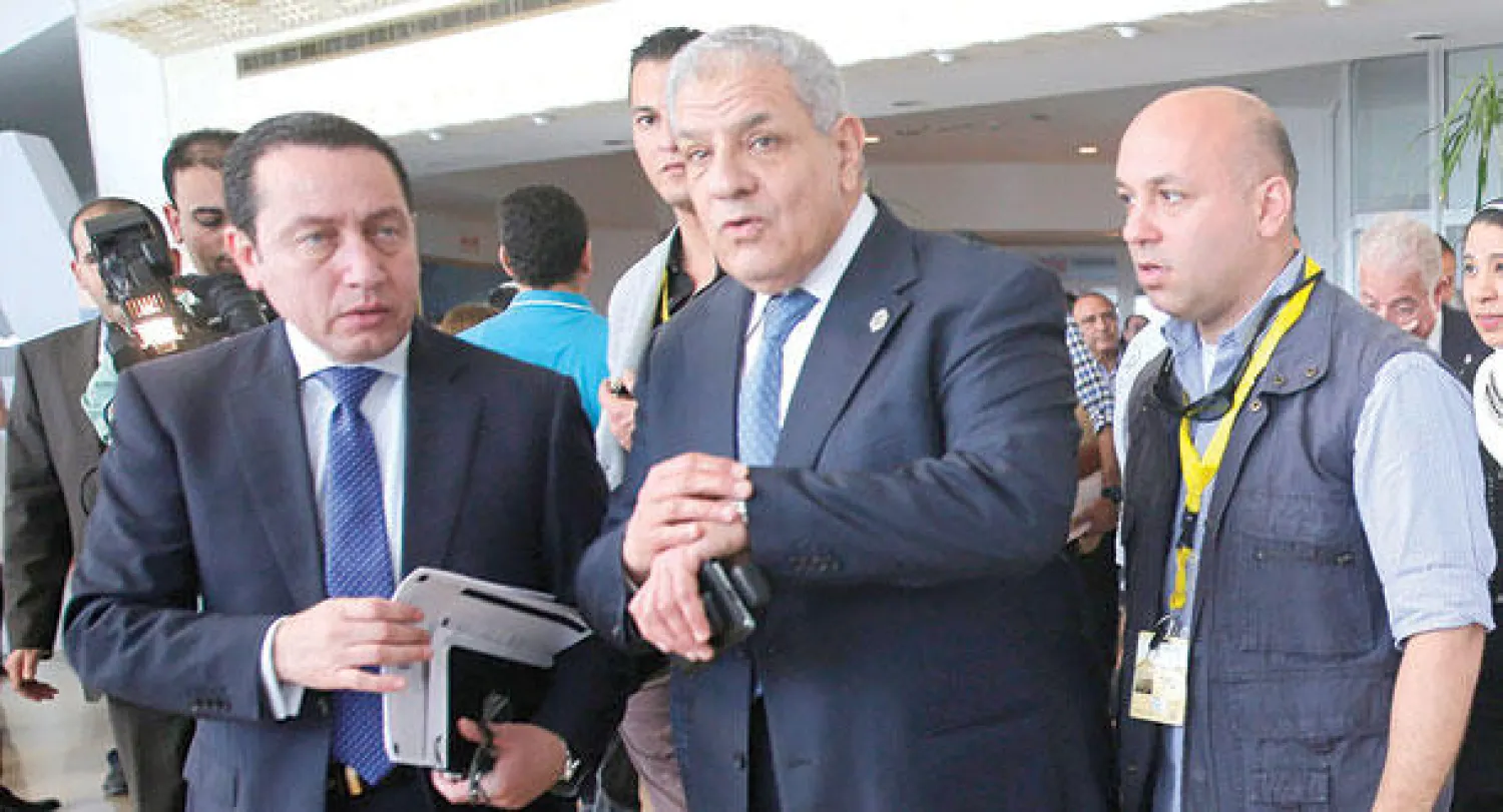 رئيس الوزراء المصري المهندس إبراهيم محلب يراجع التحضيرات الأخيرة  أمام مقر القمة الاقتصادية في شرم الشيخ أمس (رويترز)