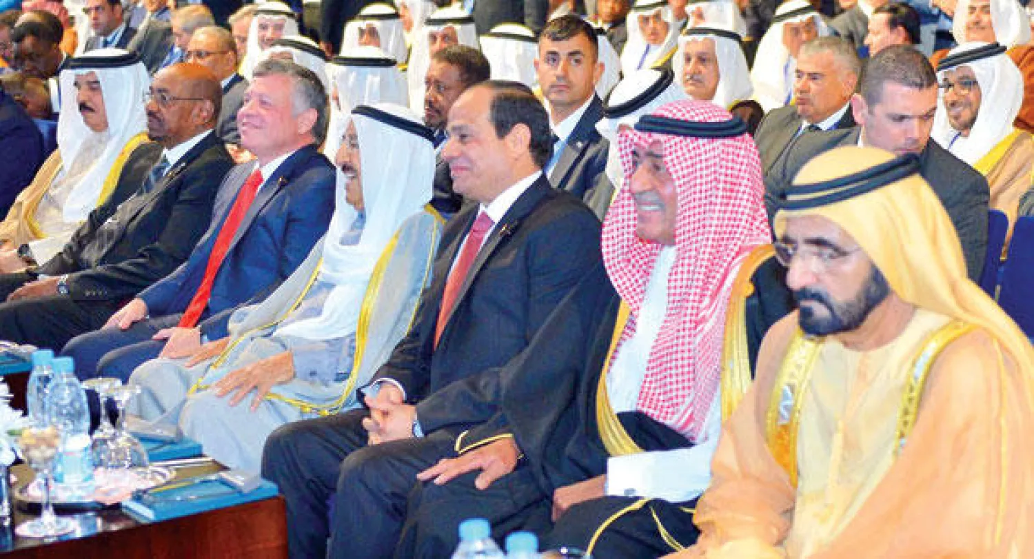 ولي العهد السعودي والرئيس المصري (يتوسطان) مجموعة من القادة والزعماء العرب في افتتاح قمة شرم الشيخ أمس (واس)