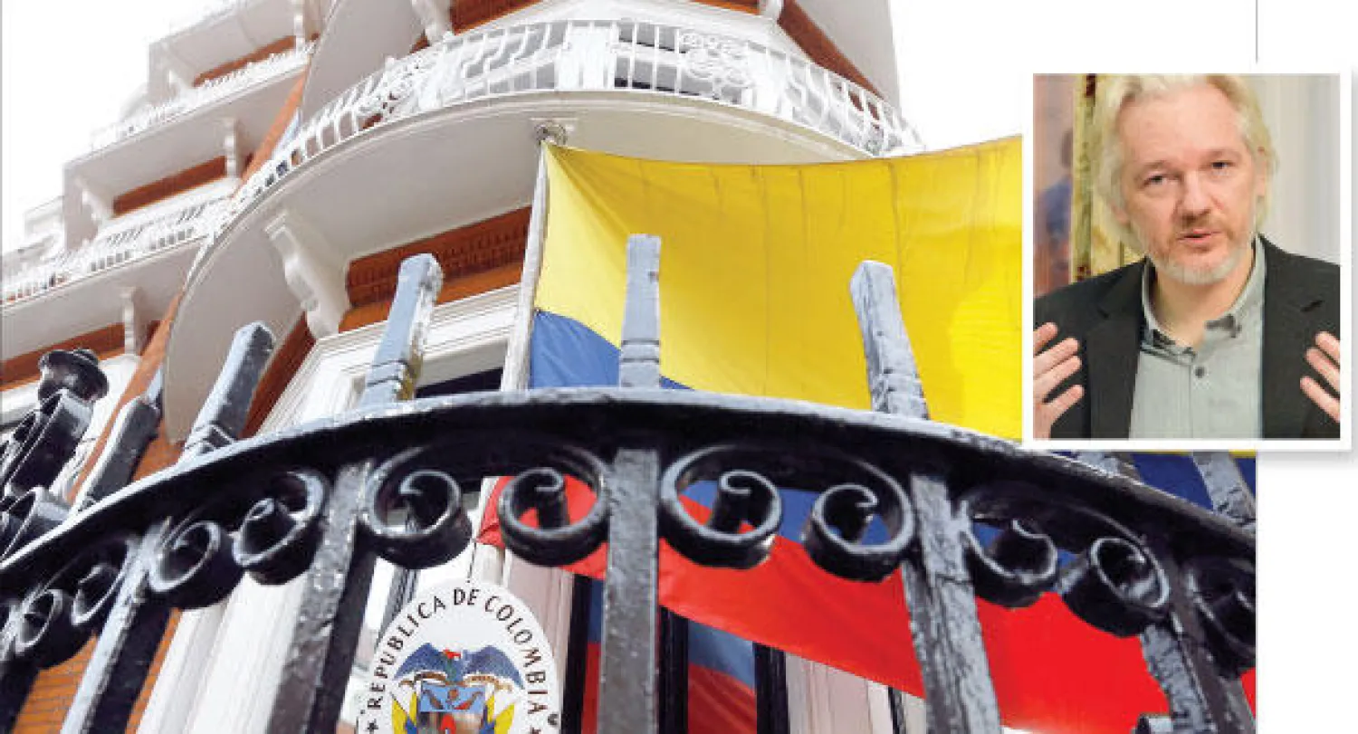 صورة التقطت أمس لمبنى سفارة الإكوادور في لندن حيث يقبع أسانج (في الإطار) منذ يونيو 2012 (أ.ب)