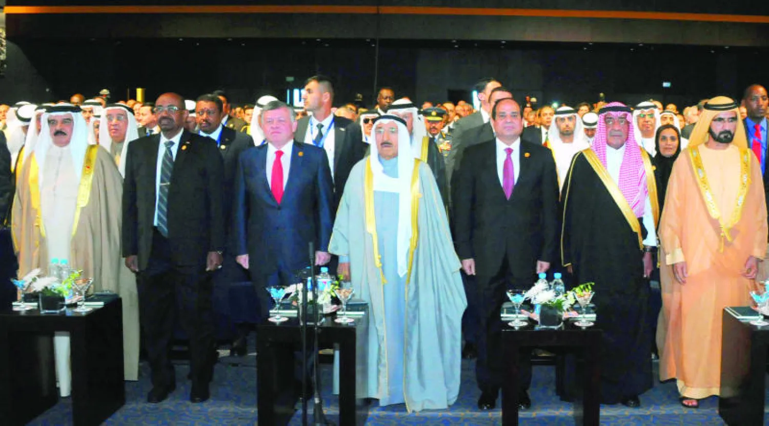 ولي العهد السعودي والرئيس المصري يتوسطان العاهل البحريني والرئيس السوداني والعاهل الأردني وأمير الكويت وحاكم دبي رئيس وزراء الإمارات خلال حفل افتتاح مؤتمر «مصر المستقبل» (أ.ب)
