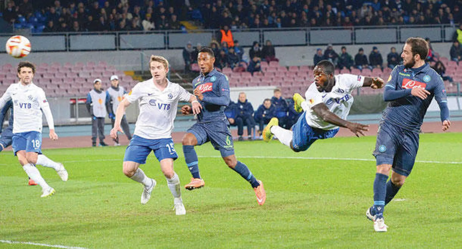 تسديدة هيغواين (يمين) في طريقها لهز شباك دينامو موسكو (إ.ب.أ)