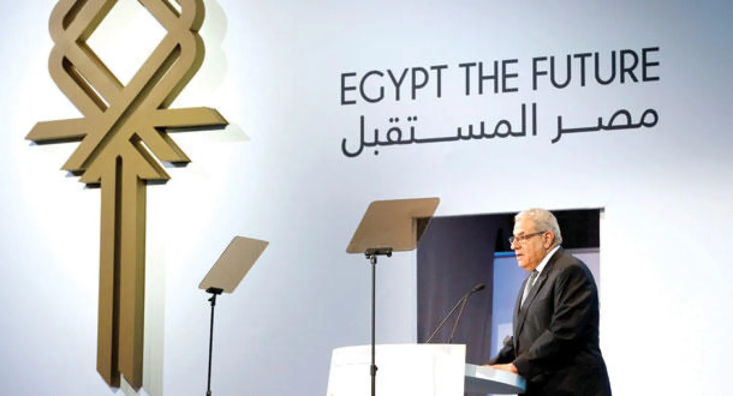 رئيس الوزراء المصري إبراهيم محلب يعرض خطة حكومته للتنمية وجذب الاستثمارات في مؤتمر مصر المستقبل في شرم الشيخ أمس (رويترز)