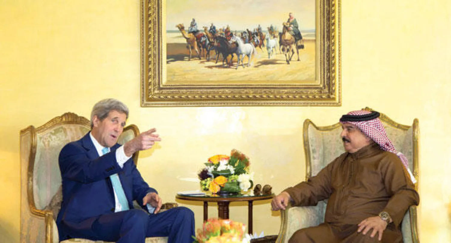 العاهل البحريني الملك حمد بن عيسى آل خليفة يلتقي وزير الخارجية الأميركي جون كيري في شرم الشيخ أمس (أ.ف.ب)