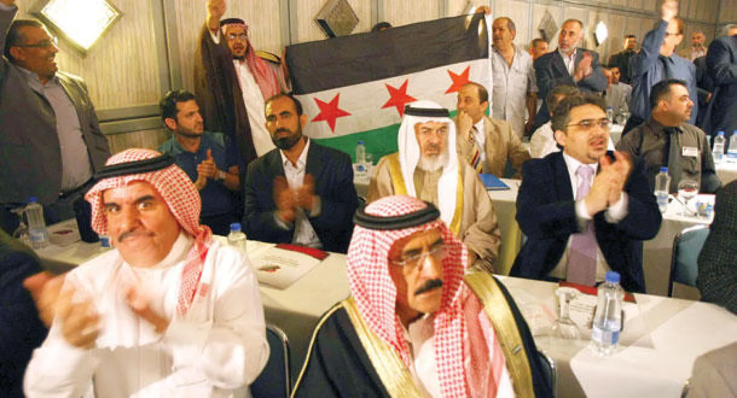 ناشطون سوريون يرفعون علم الثورة السورية في أنطاليا في يونيو 2011 في أول لقاءات تنسيق المعارضة في سوريا مع بداية الثورة السورية (غيتي)