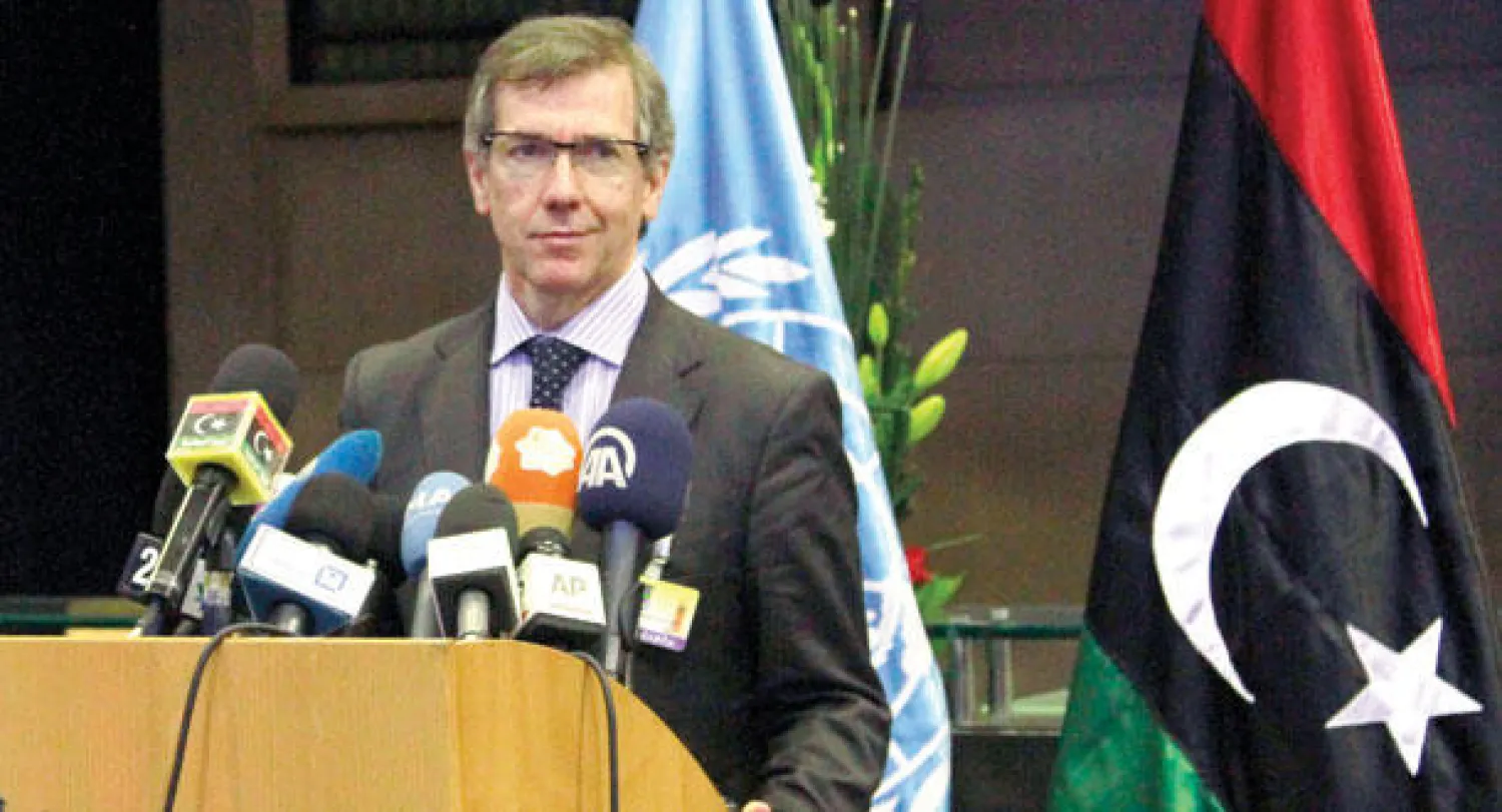 مبعوث الأمم المتحدة لليبيا بيرناردينو ليون خلال مؤتمر صحافي مساء أول من أمس في الصخيرات جنوب العاصمة المغربية (أ.ب)