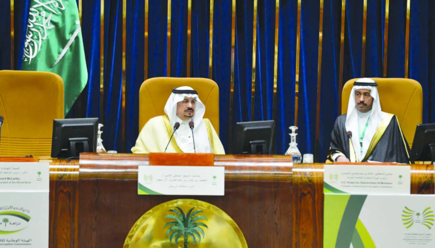 الأمير فيصل بن بندر بن عبد العزيز وإلى جواره الدكتور خالد المحيسن، رئيس الهيئة الوطنية لمكافحة الفساد