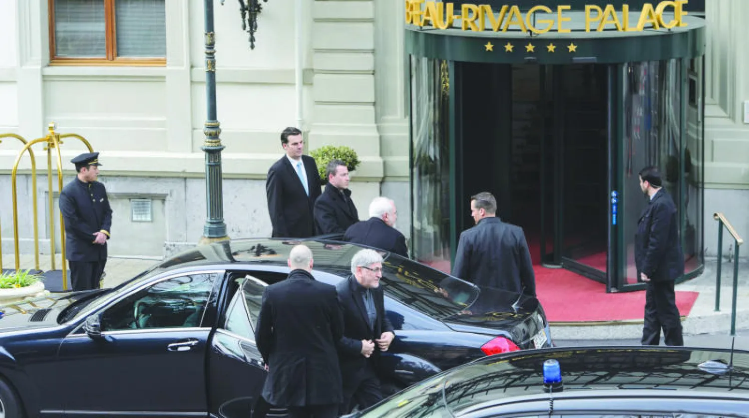 وزير الخارجية الإيراني محمد جواد ظريف لدى وصوله أمس إلى الفندق الذي كان سيلتقي فيه في وقت لاحق نظيره الأميركي جون كيري في لوزان بسويسرا (إ.ب.أ)