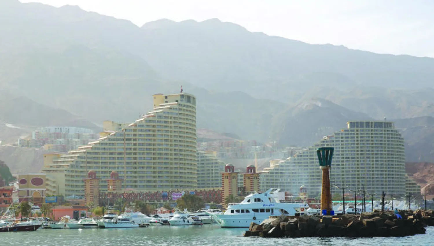 مراكب ترسو في ميناء منتجع العين السخنة (رويترز)