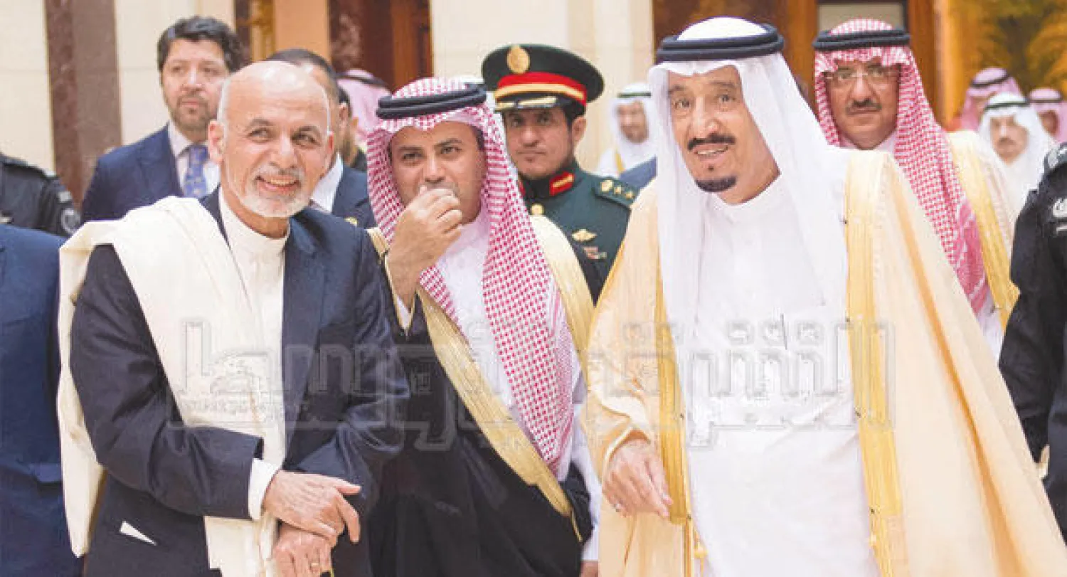 في الصورة الملك سلمان مرحبًا بضيف البلاد ويظهر الأمير محمد بن نايف ولي ولي العهد السعودي (تصوير: بندر الجلعود)