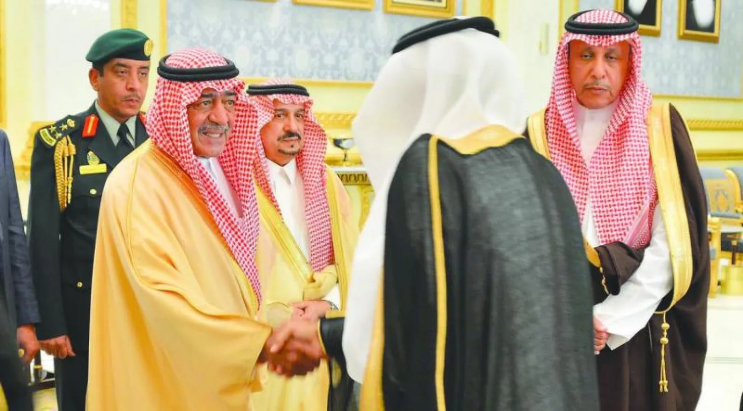 الأمير مقرن بن عبد العزيز بعد وصوله أمس قادما من شرم الشيخ (واس)