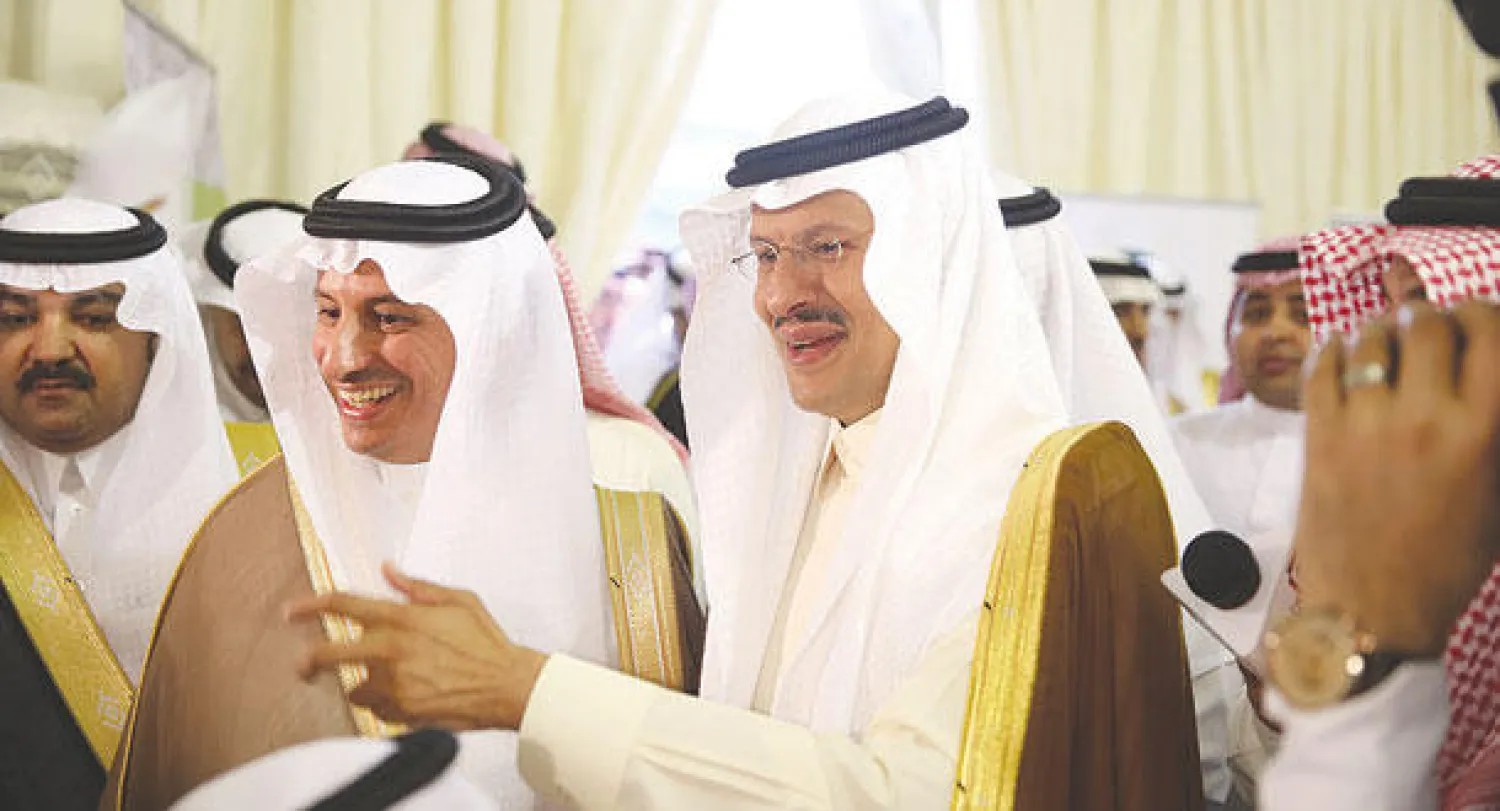 الأمير عبد العزيز بن سلمان بصحبة وزير الصحة خلال رعايته ليوم الكلى العالمي أمس في الرياض (تصوير: عبد الله الشيخي)