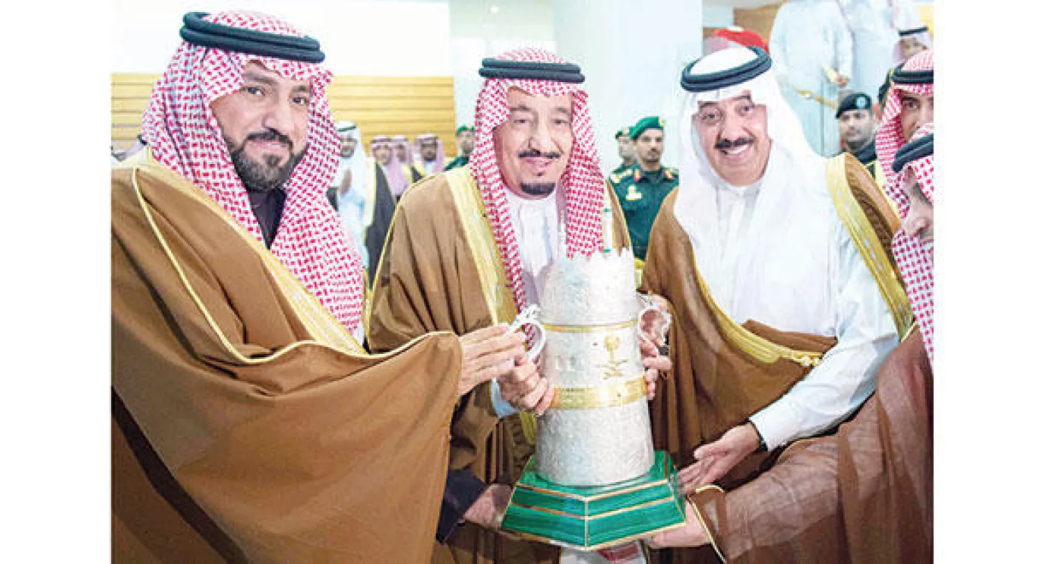خادم الحرمين الشريفين يسلم الأمير متعب بن عبد الله كأس المؤسس ويبدو الأمير تركي بن عبد الله 