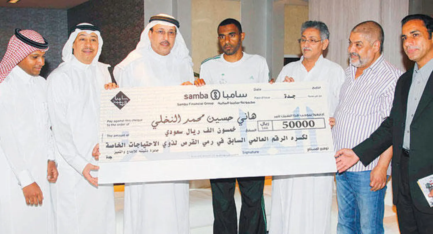 النخلي أثناء تسلمه الجائزة المالية