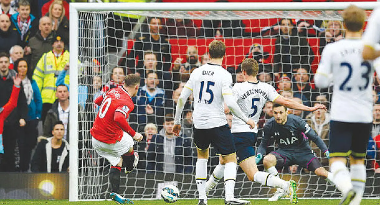 روني نجم يونايتد (يسار) يسدد في مرمى توتنهام محرزًا ثالث أهداف فريقه (رويترز)