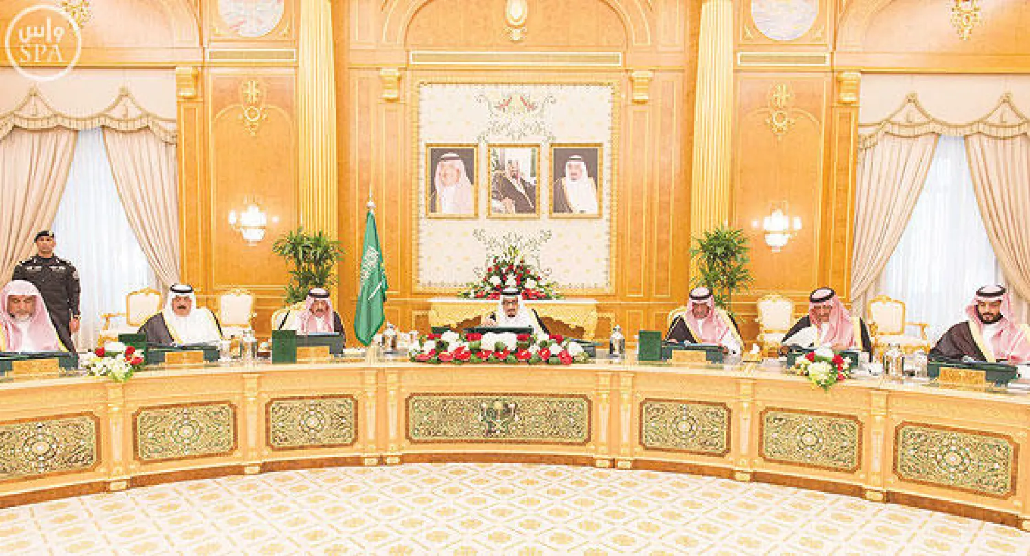 الملك سلمان بن عبد العزيز لدى ترؤسه جلسة مجلس الوزراء ويبدو الأمير مقرن ولي العهد والأمير متعب بن عبد الله  وزير الحرس الوطني والأمير محمد بن نايف ولي ولي العهد والأمير محمد بن سلمان وزير الدفاع (واس)