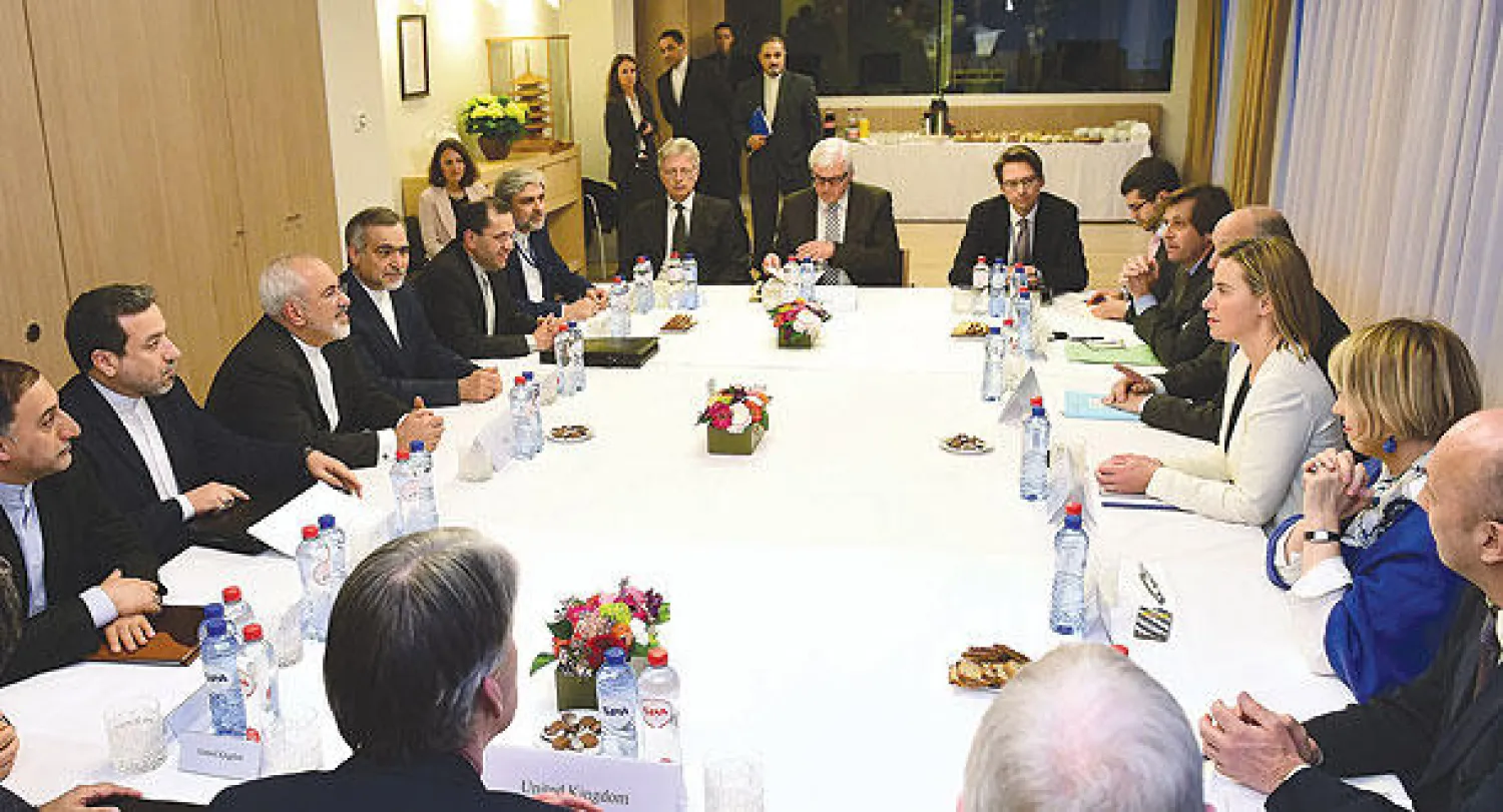 وزيرة الخارجية في الاتحاد الأوروبي فيديريكا موغيريني ووزير الخارجية الإيراني محمد جواد ظريف يقودان المفاوضات النووية  مع وزراء خارجية فرنسا وبريطانيا وألمانيا في بروكسل أمس (أ.ف.ب)